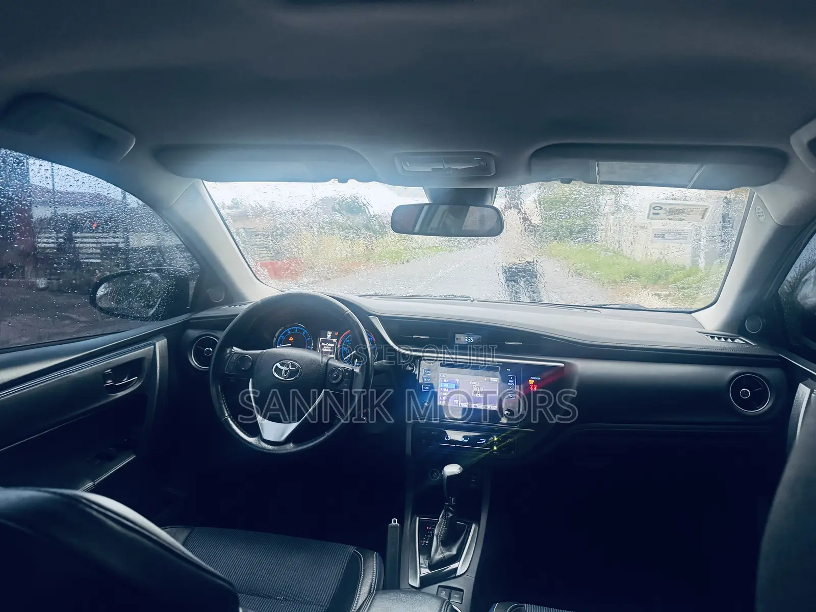 Toyota Corolla SE (1.8L 4cyl 2A) 2018 Silver
