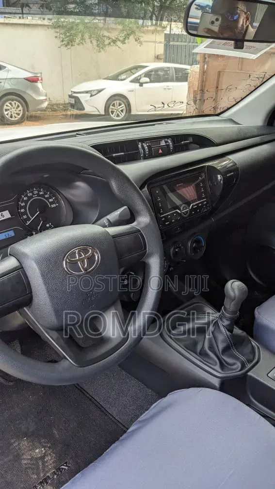 New Toyota Hilux 2025 White
