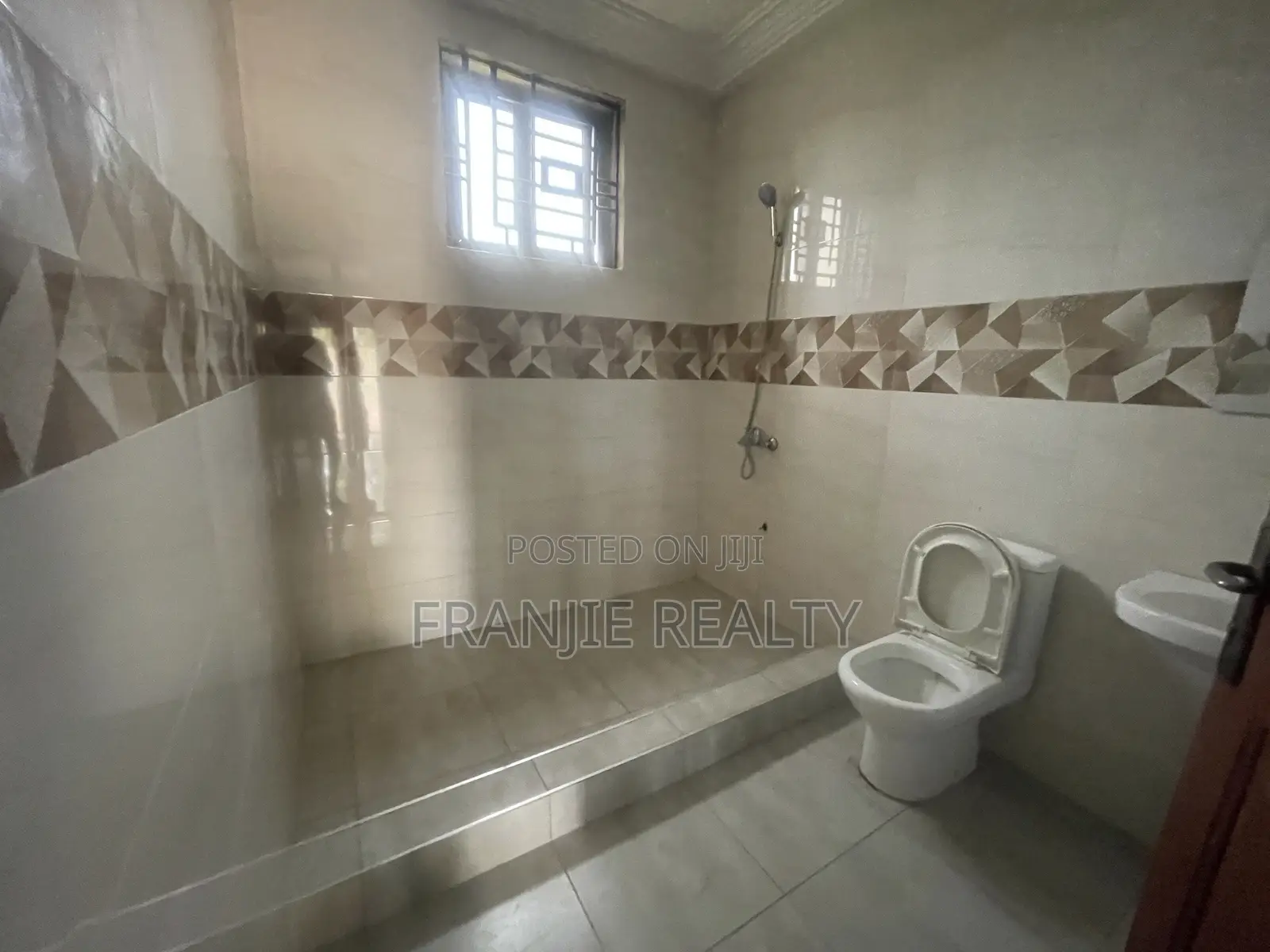 3bdrm Apartment in Franjie Realty, Kasoa for rent