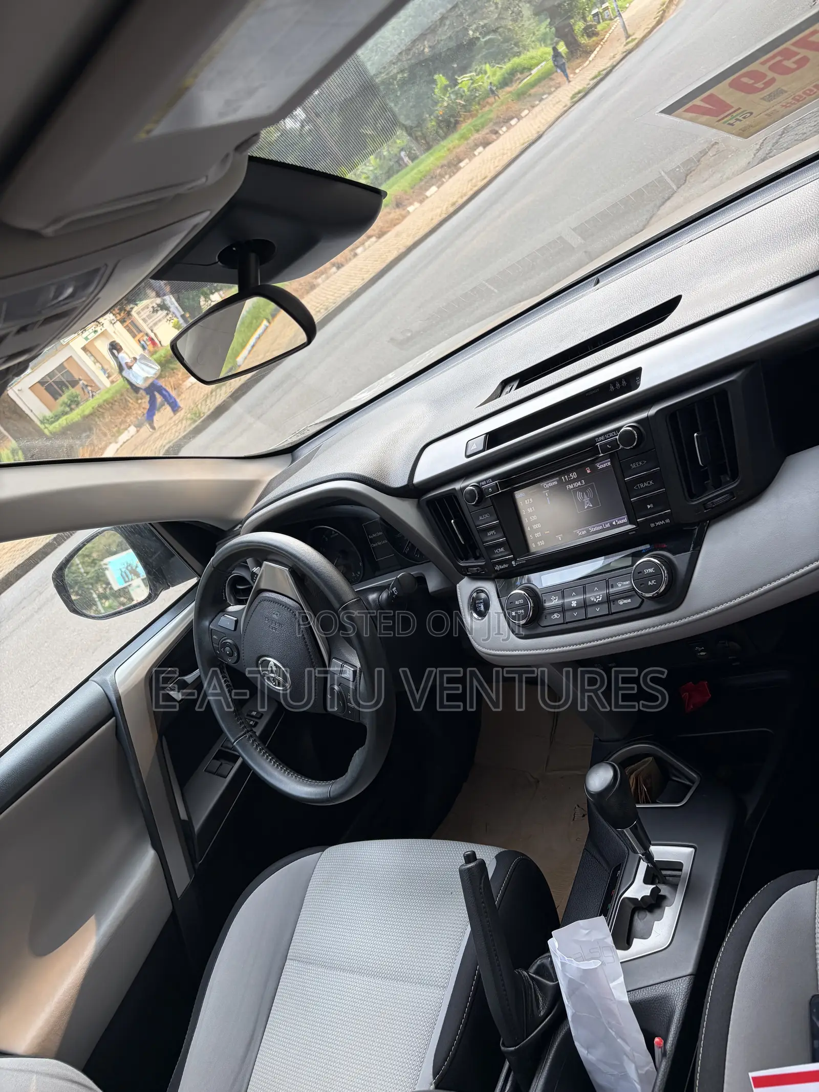 Toyota RAV4 XLE 4dr SUV (2.5L 4cyl 6A) 2018 Gray