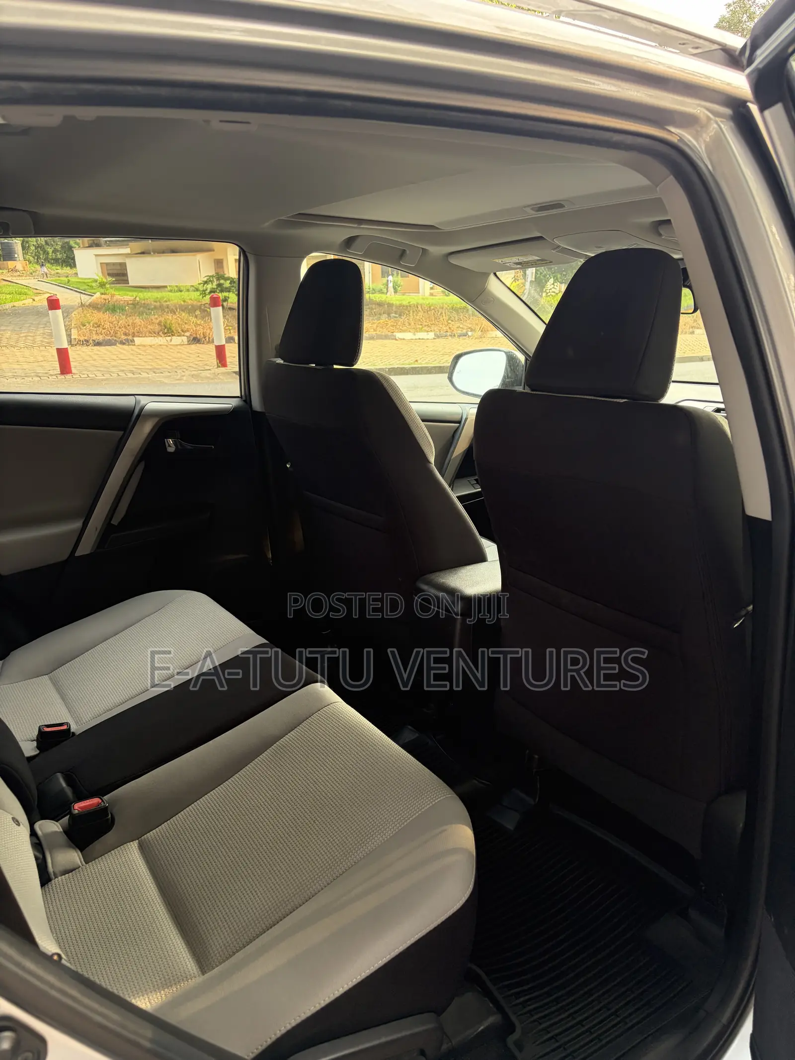 Toyota RAV4 XLE 4dr SUV (2.5L 4cyl 6A) 2018 Gray