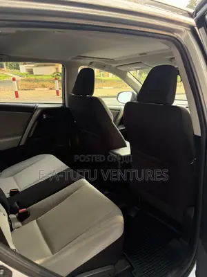 Toyota RAV4 XLE 4dr SUV (2.5L 4cyl 6A) 2018 Gray