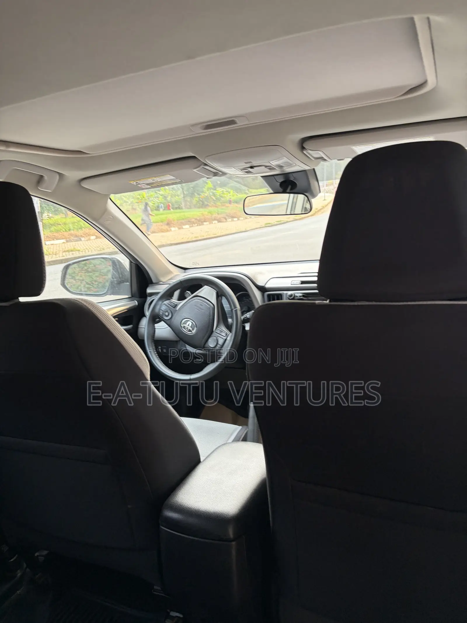 Toyota RAV4 XLE 4dr SUV (2.5L 4cyl 6A) 2018 Gray
