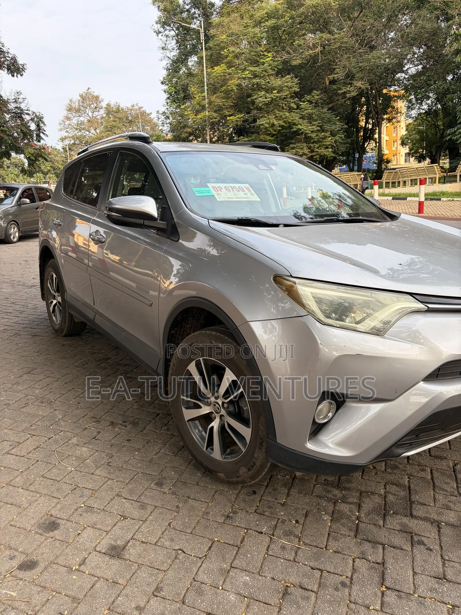 Toyota RAV4 XLE 4dr SUV (2.5L 4cyl 6A) 2018 Gray