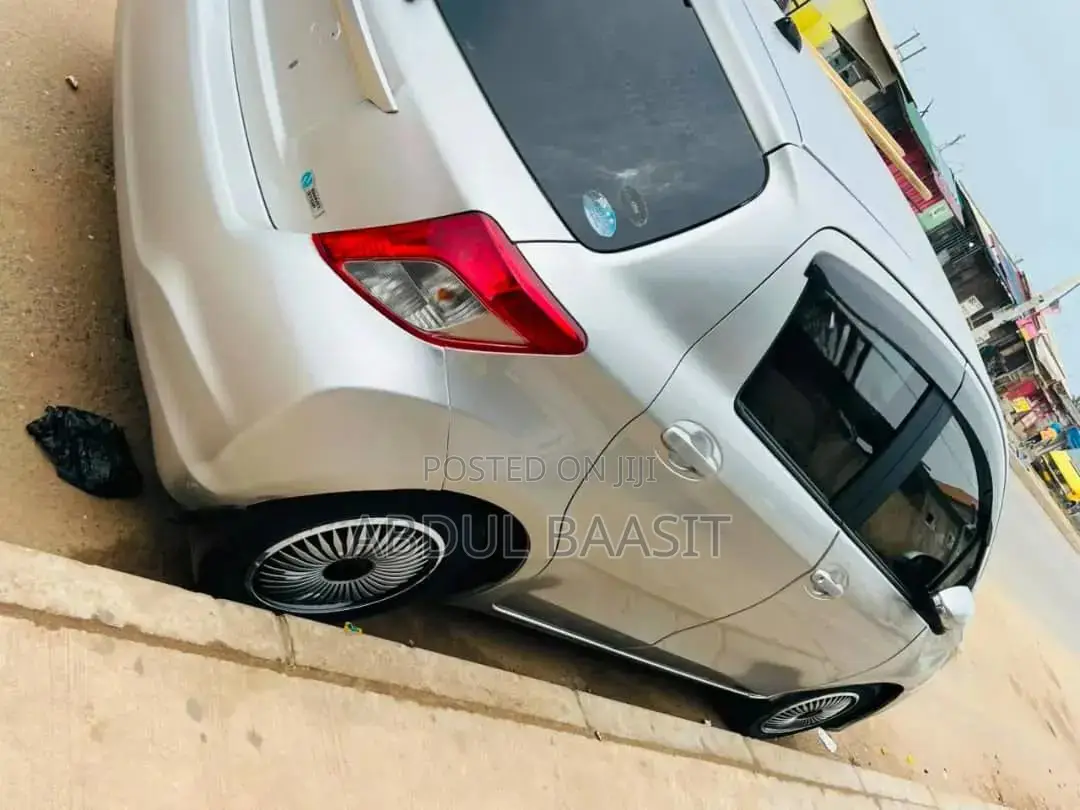 Toyota Vitz 1.3 FWD 5dr 2013 Silver