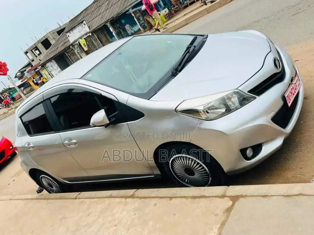 Toyota Vitz 1.3 FWD 5dr 2013 Silver