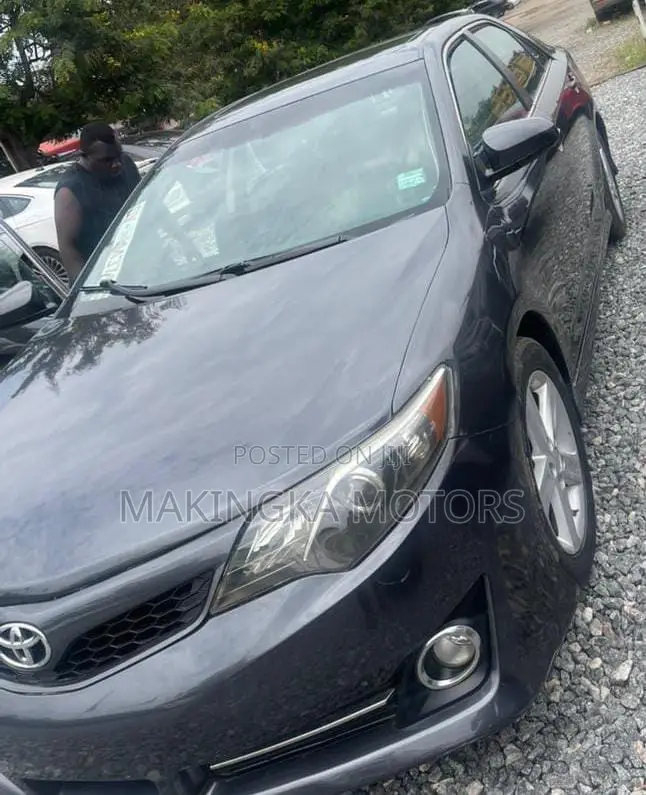 Toyota Camry SE 4dr Sedan w/Prod. End 11/13 (2.5L 4cyl 6A) 2014 Gray