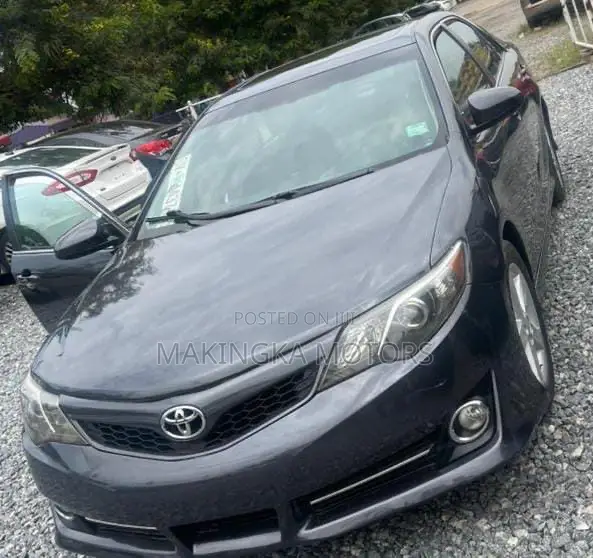 Toyota Camry SE 4dr Sedan w/Prod. End 11/13 (2.5L 4cyl 6A) 2014 Gray