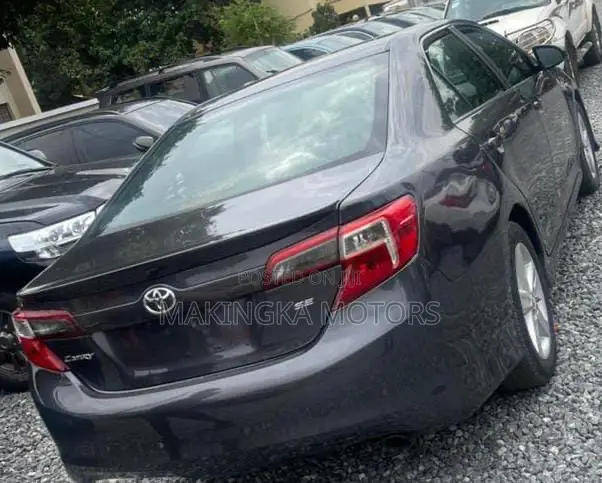 Toyota Camry SE 4dr Sedan w/Prod. End 11/13 (2.5L 4cyl 6A) 2014 Gray