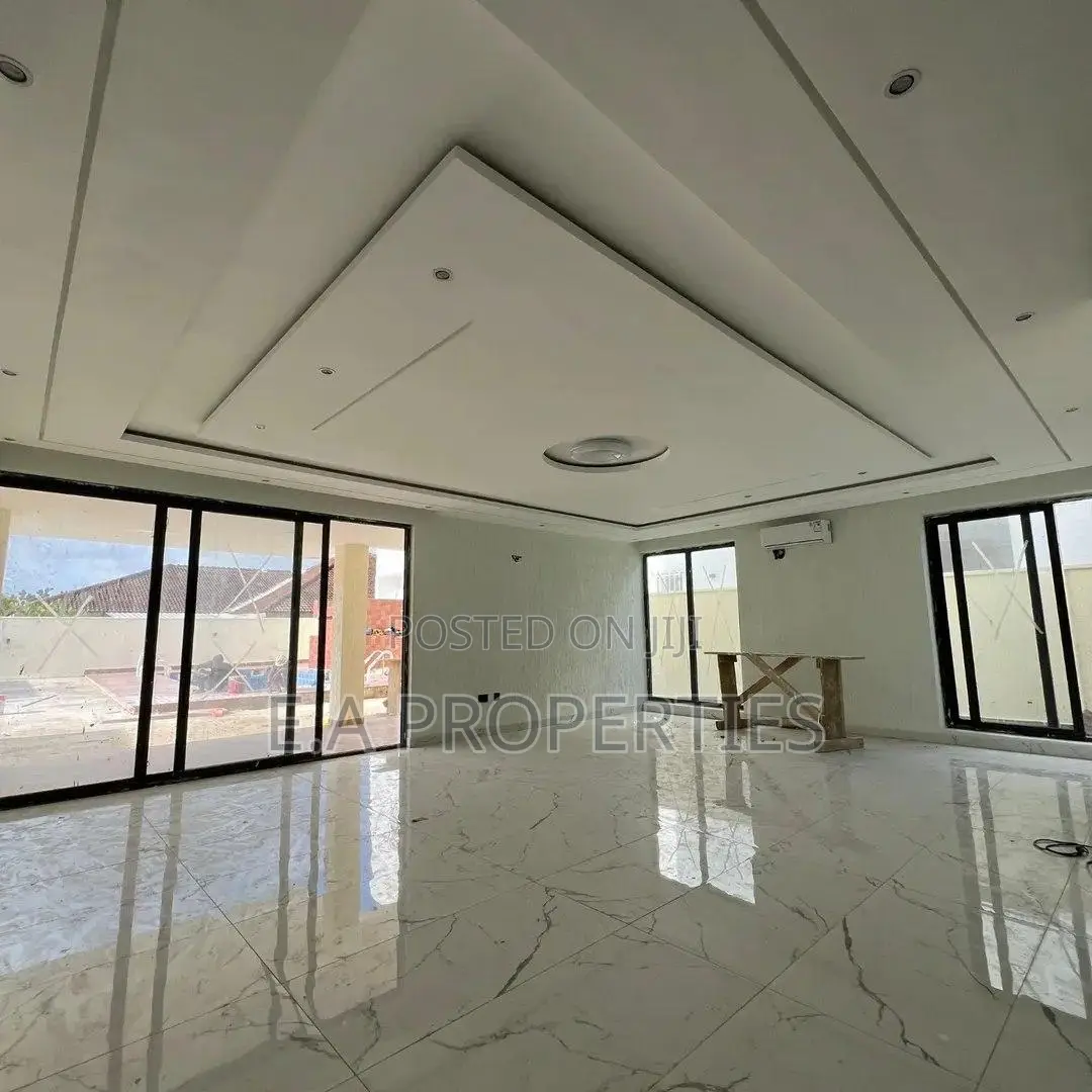 5bdrm House in E A Properties, American House for sale