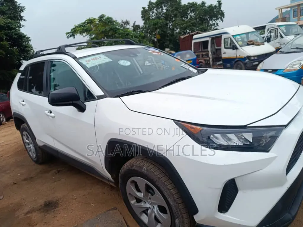 Toyota RAV4 2021 White