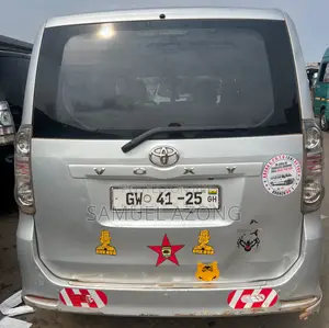 Toyota Voxy V 4WD 8-Seater 2011 Silver