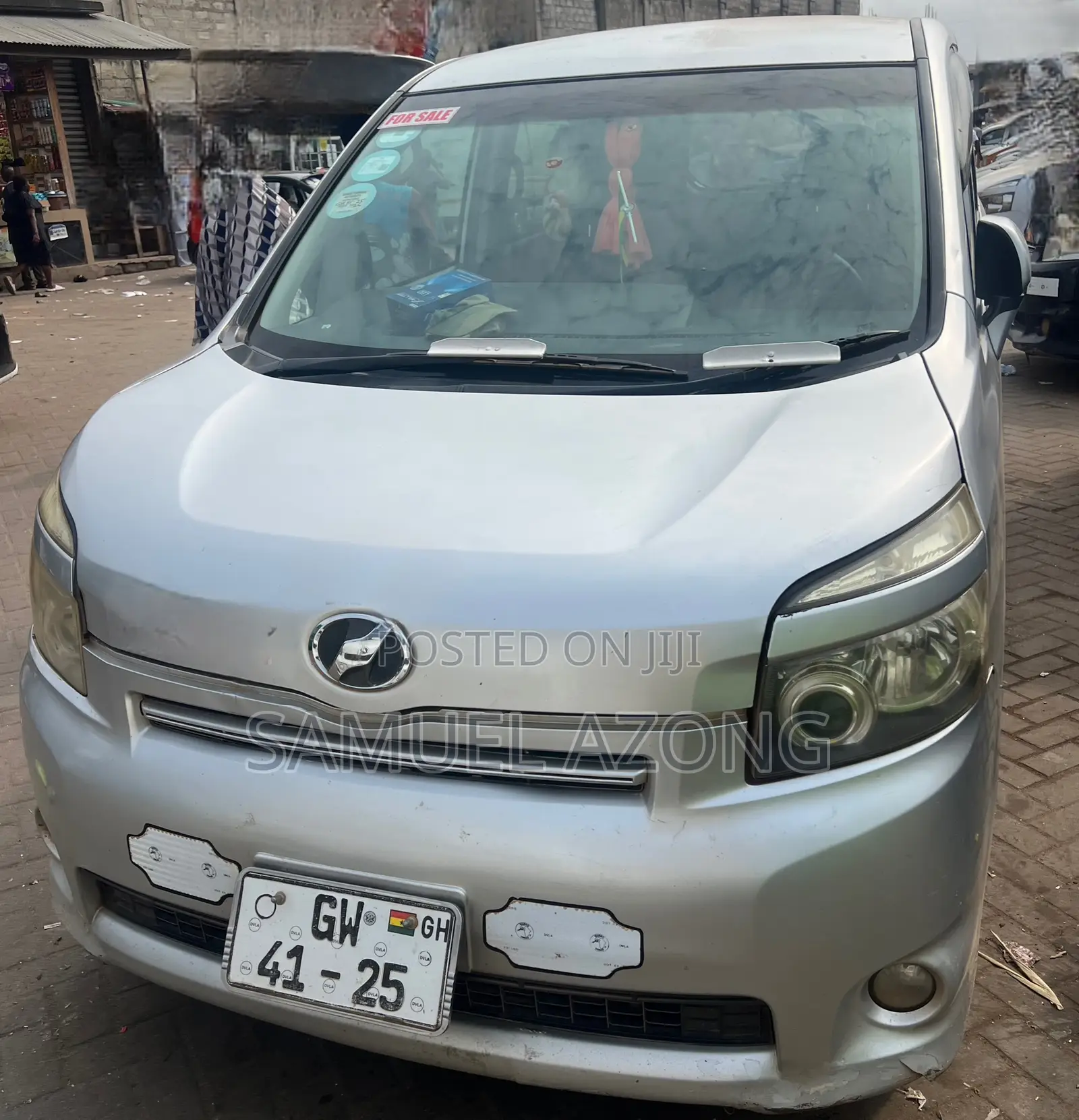 Toyota Voxy V 4WD 8-Seater 2011 Silver