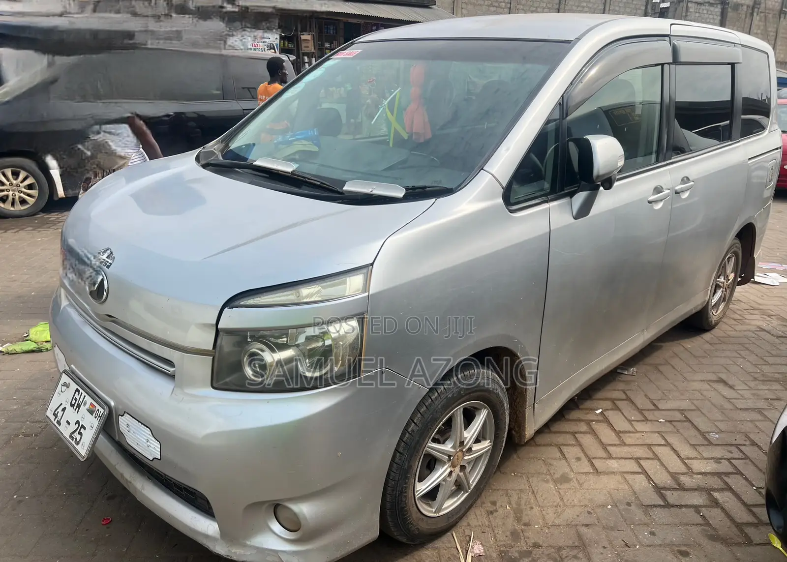 Toyota Voxy V 4WD 8-Seater 2011 Silver