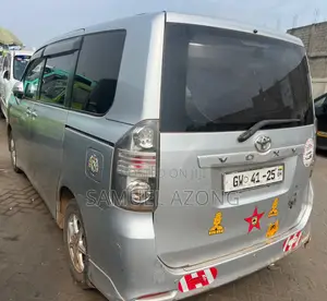 Toyota Voxy V 4WD 8-Seater 2011 Silver
