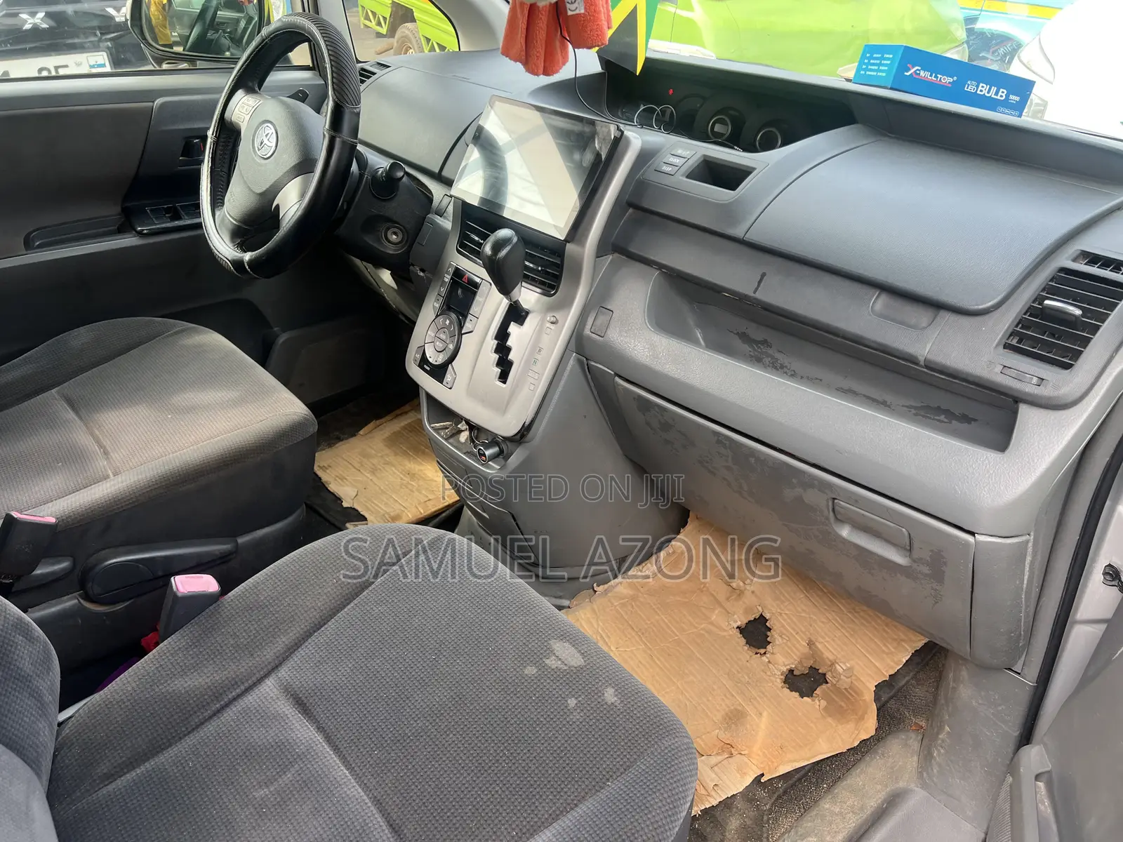 Toyota Voxy V 4WD 8-Seater 2011 Silver
