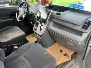 Toyota Voxy V 4WD 8-Seater 2011 Silver