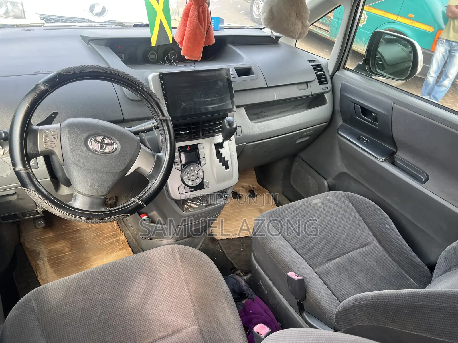 Toyota Voxy V 4WD 8-Seater 2011 Silver