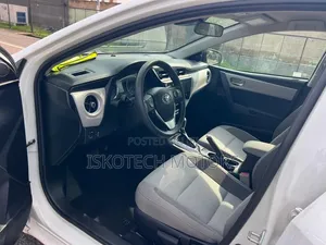Toyota Corolla LE (1.8L 4cyl 2A) 2018 White
