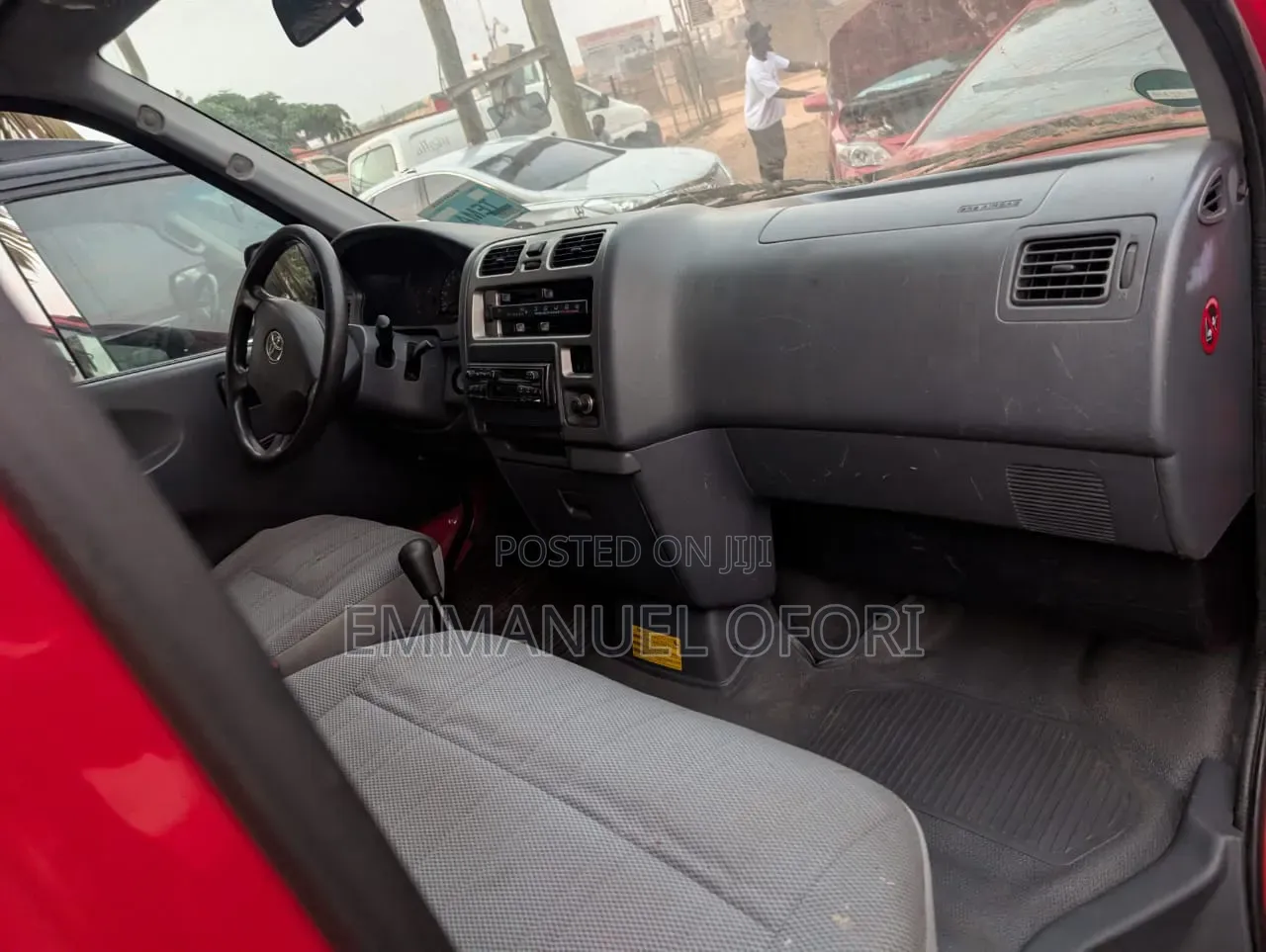 Toyota HiAce 2011 Red