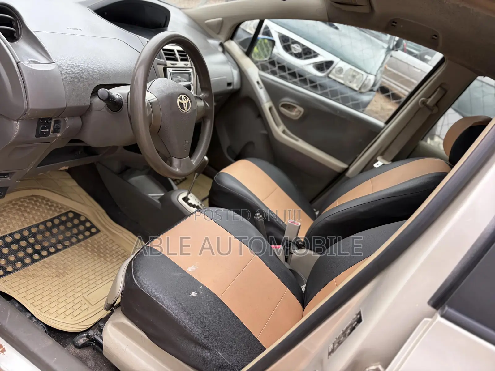 Toyota Vitz 1.3 AWD 3dr 2010 Gold