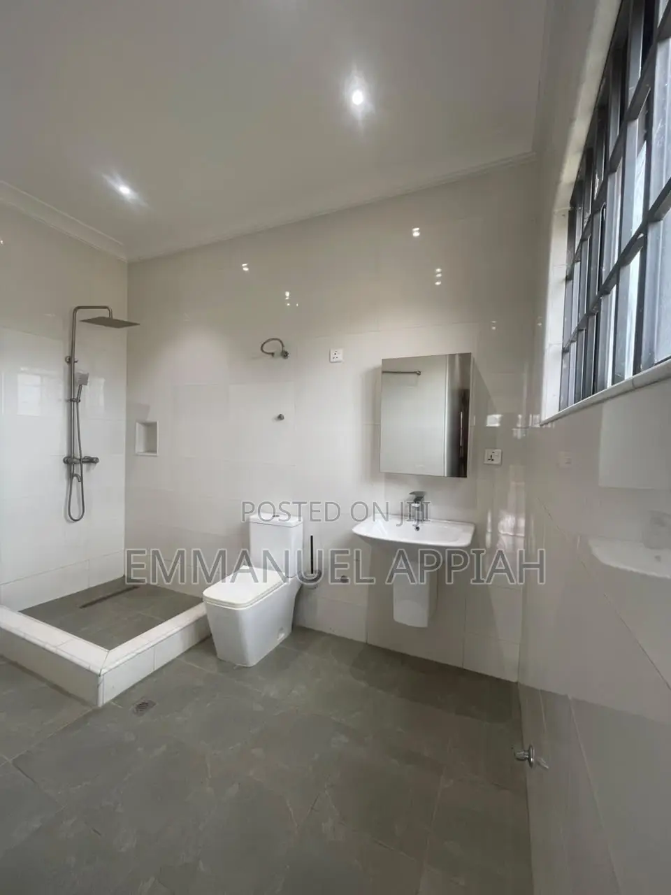 8bdrm House in Tetegu, Accra Metropolitan for sale
