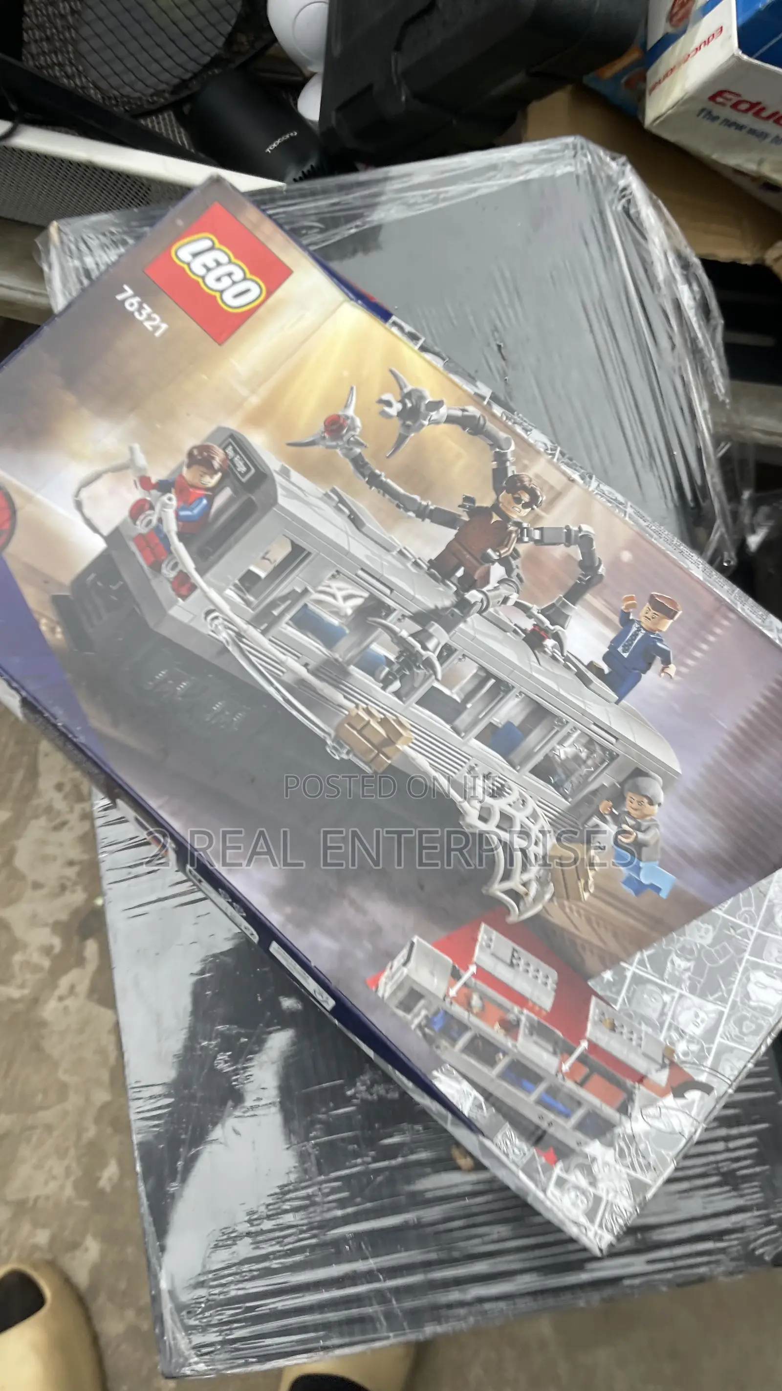 LEGO Marvel Spider-Man vs. Doc Ock Subway Train Scene (Set 76321).