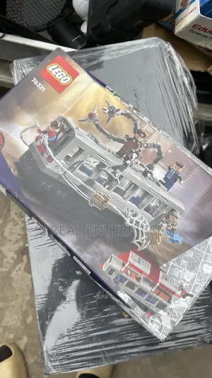 LEGO Marvel Spider-Man vs. Doc Ock Subway Train Scene (Set 76321).