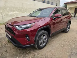 Toyota RAV4 XLE 2022 Maroon