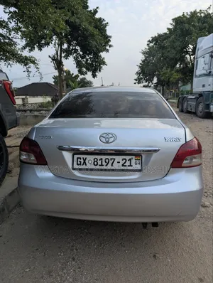 Toyota Yaris Base Hatchback 5dr 2010 Silver