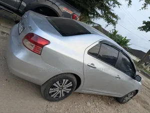 Toyota Yaris Base Hatchback 5dr 2010 Silver