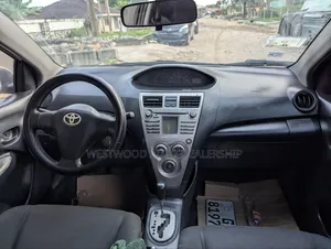 Toyota Yaris Base Hatchback 5dr 2010 Silver