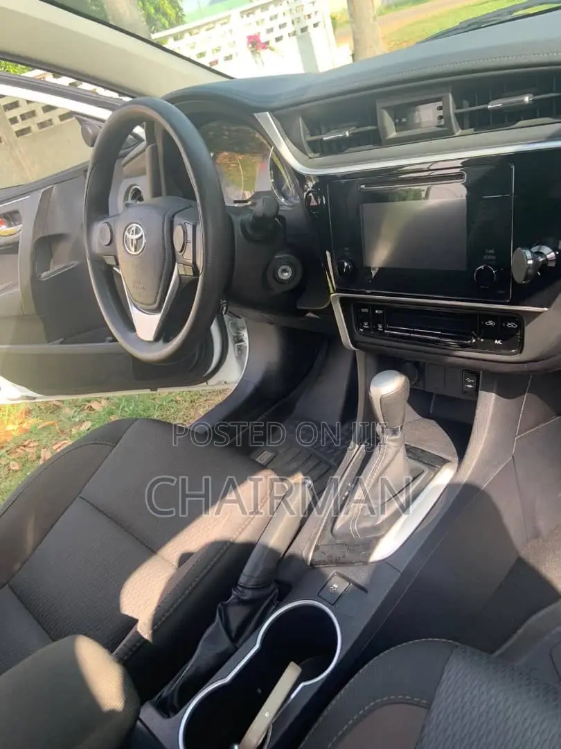 Toyota Corolla LE (1.8L 4cyl 2A) 2019 White