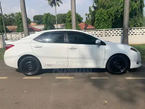 Toyota Corolla LE (1.8L 4cyl 2A) 2019 White
