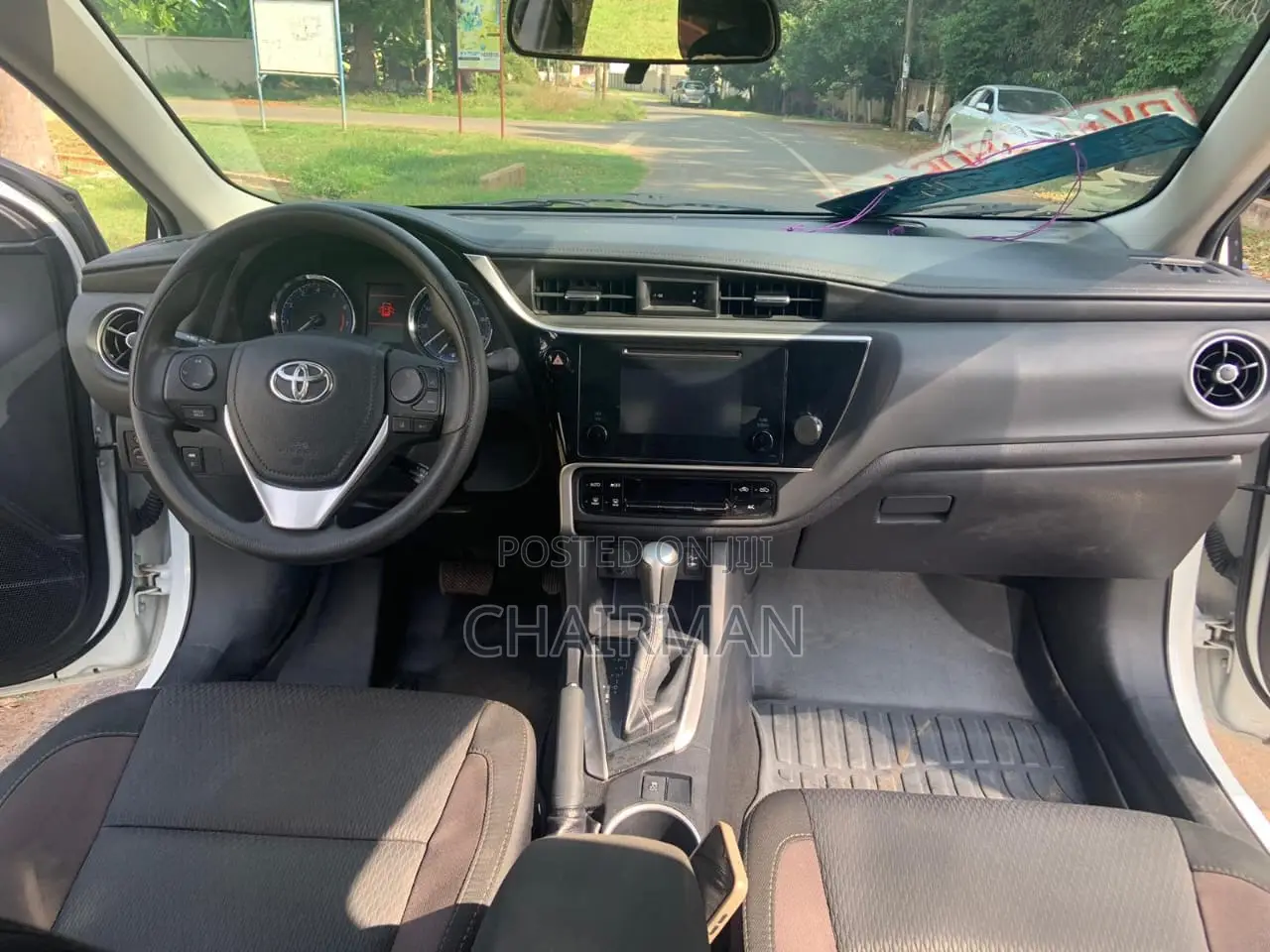Toyota Corolla LE (1.8L 4cyl 2A) 2019 White