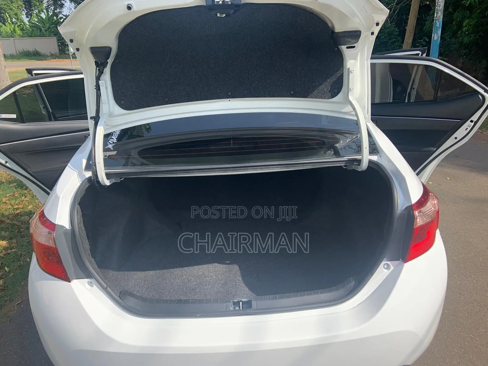 Toyota Corolla LE (1.8L 4cyl 2A) 2019 White