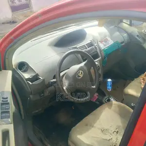 Toyota Vitz 1.3 FWD 5dr 2010 Red