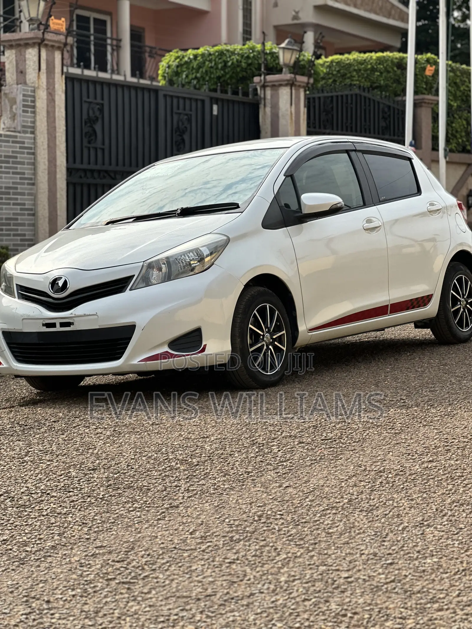 Toyota Vitz 1.3 FWD 5dr 2013 White