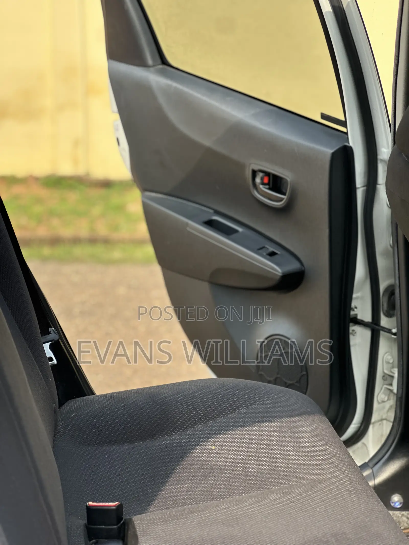 Toyota Vitz 1.3 FWD 5dr 2013 White