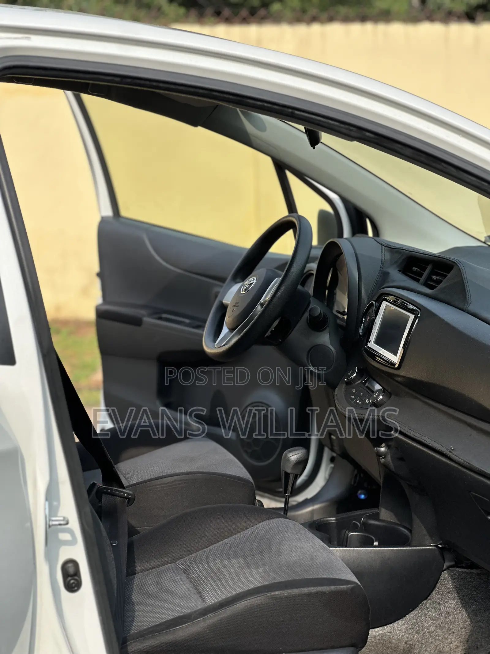 Toyota Vitz 1.3 FWD 5dr 2013 White