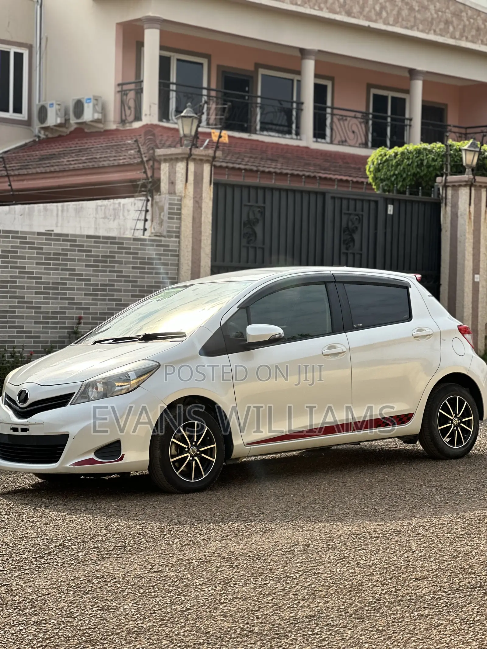 Toyota Vitz 1.3 FWD 5dr 2013 White