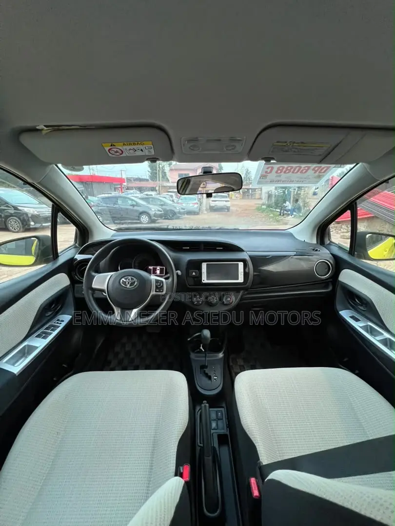 Toyota Vitz 1.3 FWD 5dr 2015 Yellow