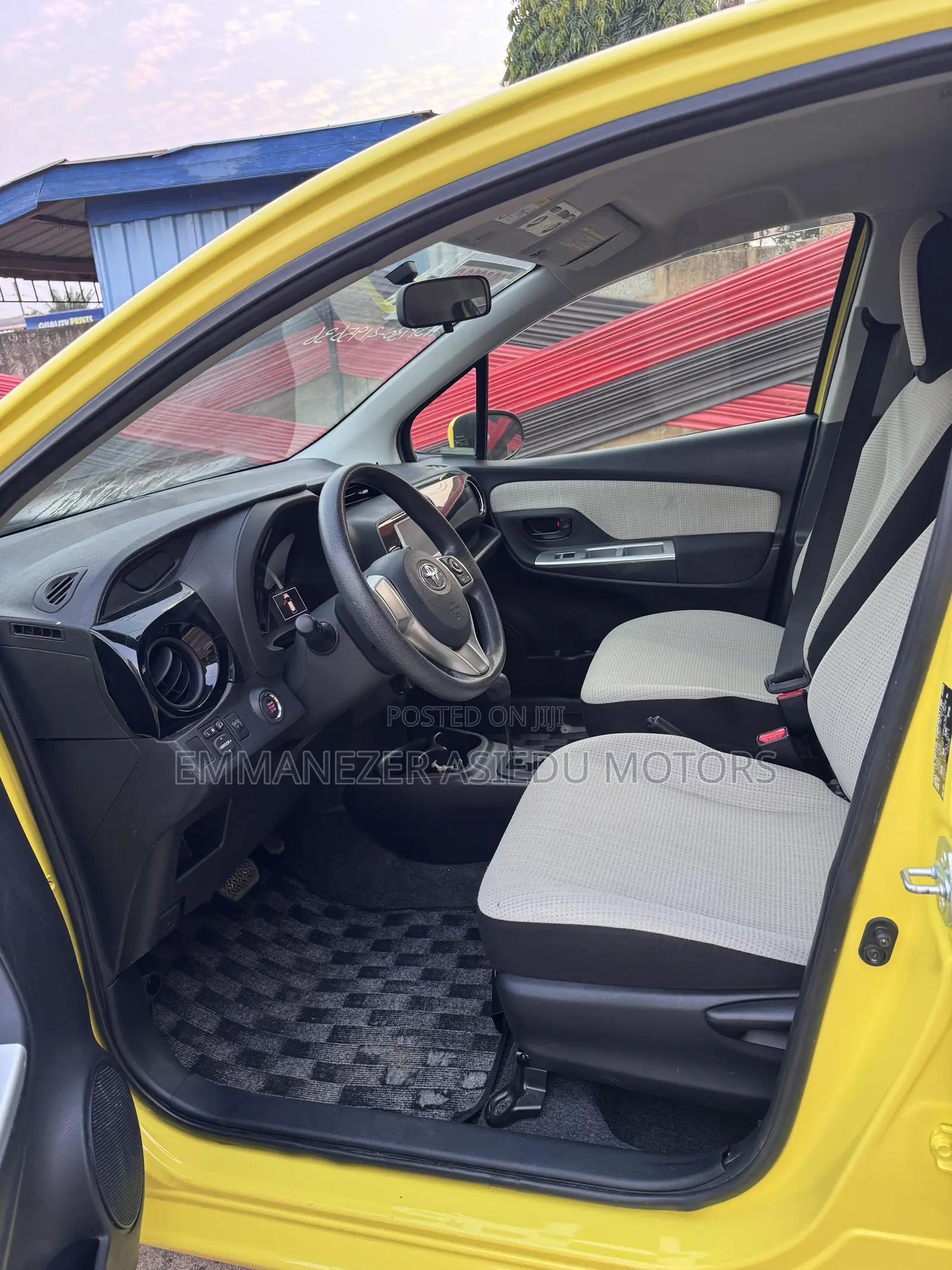 Toyota Vitz 1.3 FWD 5dr 2015 Yellow