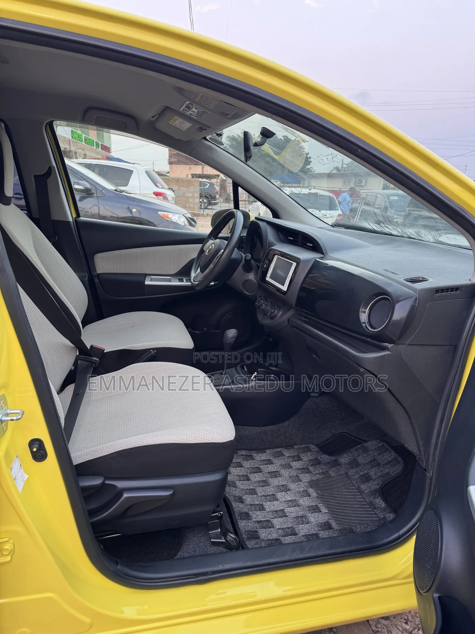 Toyota Vitz 1.3 FWD 5dr 2015 Yellow