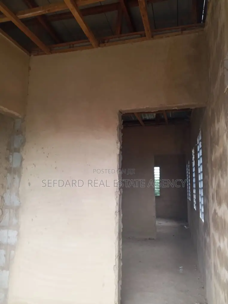 8bdrm Apartment in Sefdard Properties, Pokuase for sale