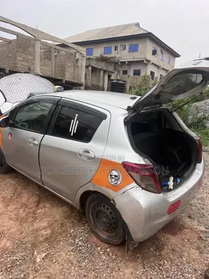 Toyota Vitz 1.0 FWD 5dr 2012 Silver