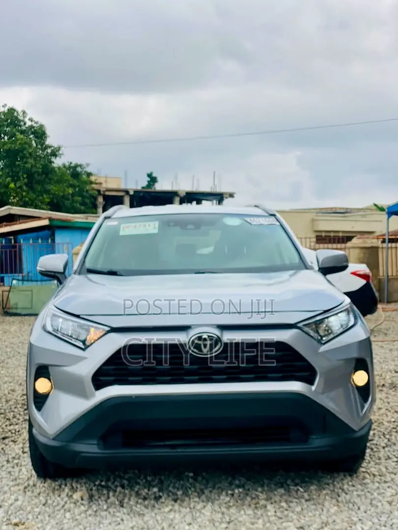 Toyota RAV4 XLE 2021 Silver