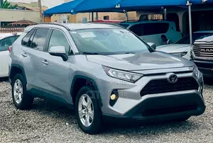 Toyota RAV4 XLE 2021 Silver