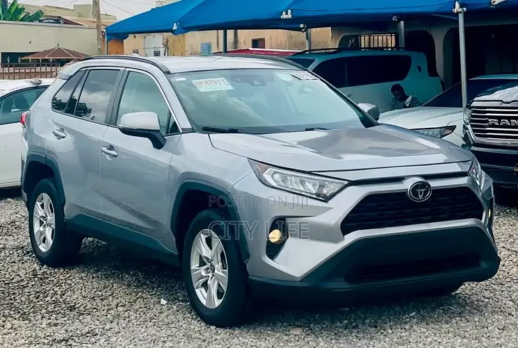 Toyota RAV4 XLE 2021 Silver