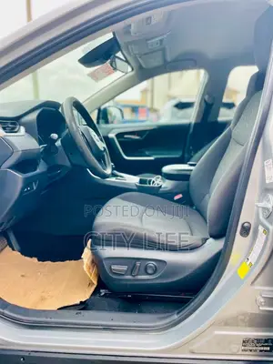 Toyota RAV4 XLE 2021 Silver